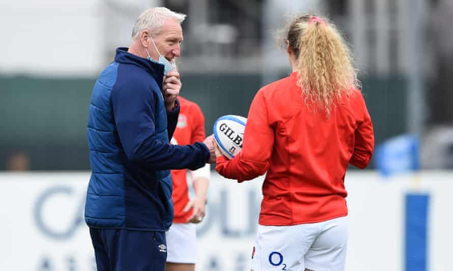 Simon Middleton, qui est vu parler à Abigail Doe ici, s'attend à un défi physique d'un point de vue français sur The Stoop.