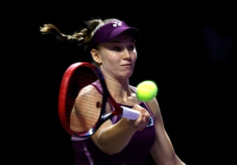 Elena Rybakina returns to Iga Swiatek.