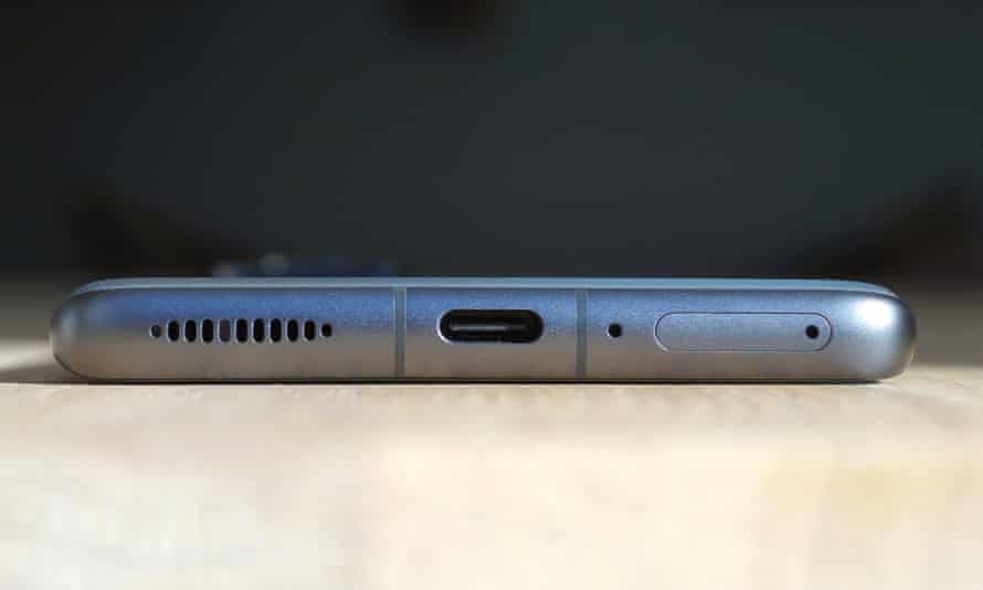 The USB-C port in the bottom of the Xiaomi 12 Pro.