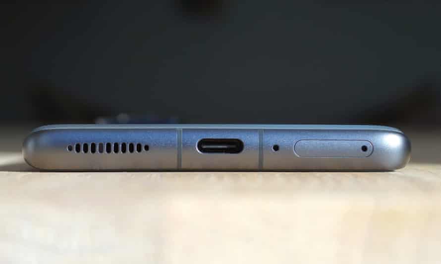 A porta USB-C na parte inferior do Xiaomi 12 Pro.