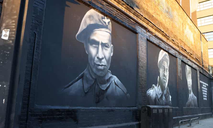 Les panneaux d'affichage des héros déchus de la guerre font la promotion du lancement de Call of Duty: Vanguard d'Activision à Shoreditch, Londres, en novembre 2021.