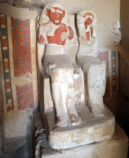 A statue of Amenemhat, the goldsmith, and his wife Amenhoteb.