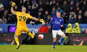 Harvey  Barnes evade a un Pepe Reina que carga para abrir el marcador