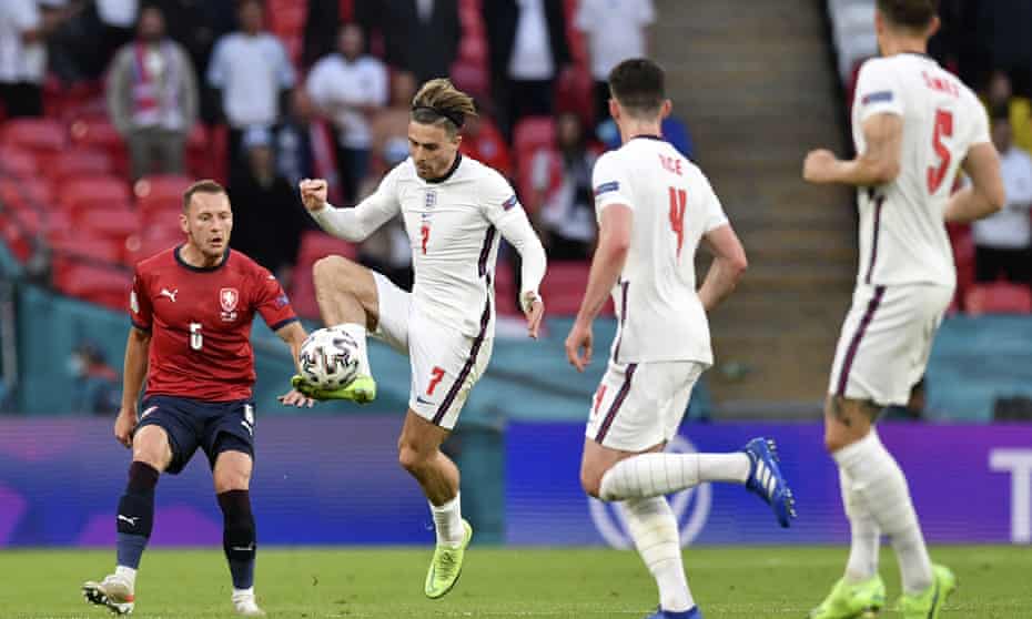 Jack Grealish de Inglaterra controla el balón mientras el jugador del equipo nacional checo Vladimir Koval (izquierda) mira.