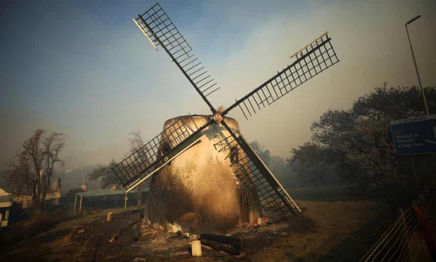 El histórico Mostards Mill Smolters mientras los bomberos luchan por controlar el fuego en Ciudad del Cabo