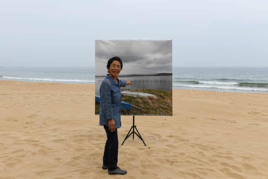 Akiko looks at the print of her hometown of Ishikawa Prefecture, JAPAN. Since Akiko moved to North Korea in 1967, she hasn’t been able to visit Japan. “The sea was 200 meters away from my home, and oysters cultivated there were sent to Tokyo and Osaka. When the summer was hot, I often went swimming in the sea. I once caught a small octopus with a bait of chili and green onions...” Akiko said.