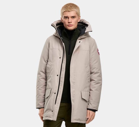 Una modelo con una parka Canada Goose Langford.