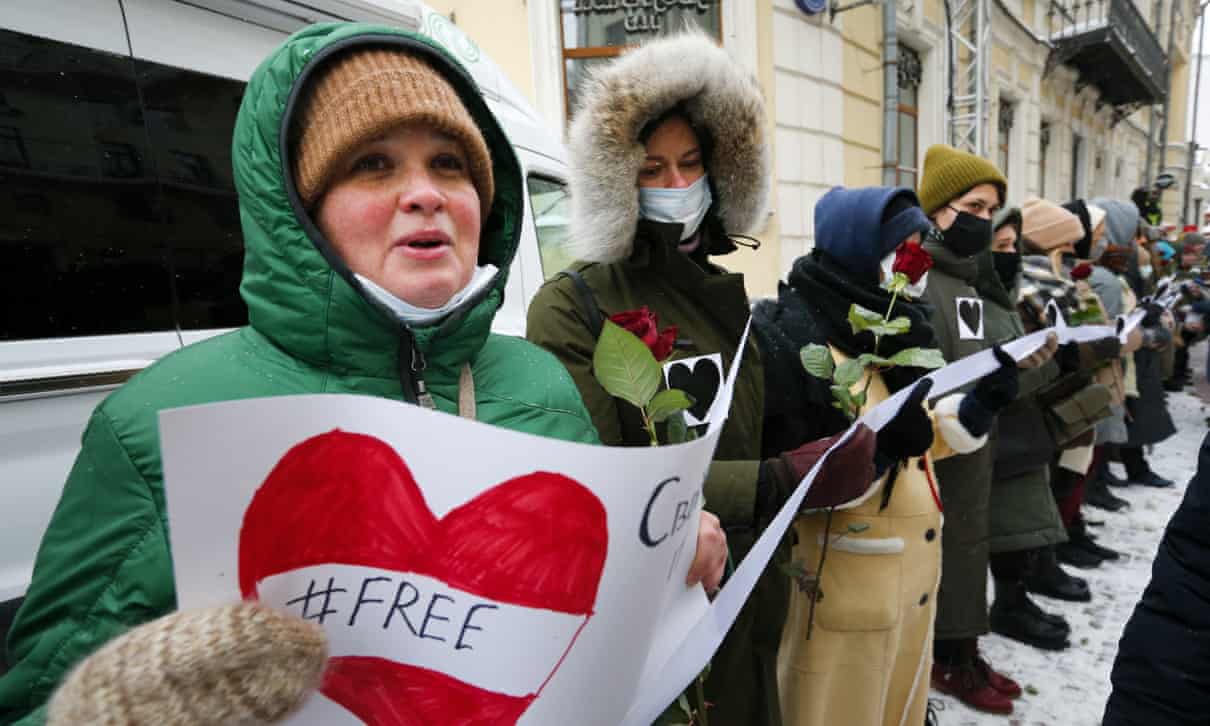 Women protect wiffe of Navalny