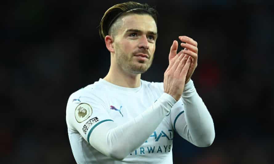 Jack Grealish de Manchester City applaudit les fans au coup de sifflet final après avoir fait une apparition tardive en tant que remplaçant