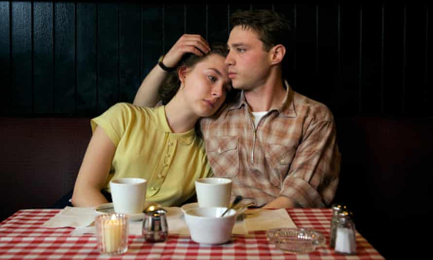 Saoirse Ronan et Emory Cohen dans l'adaptation cinématographique du roman Brooklyn de Tóibín en 2015