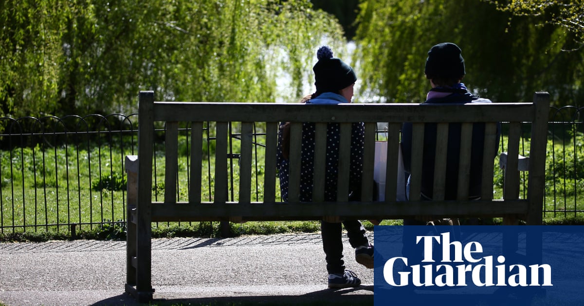 UK workforce shrinks after sharp rise in people choosing to leave work