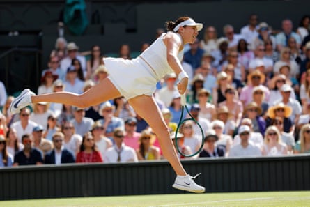 Amanda Anisimova serves to Iga Swiatek