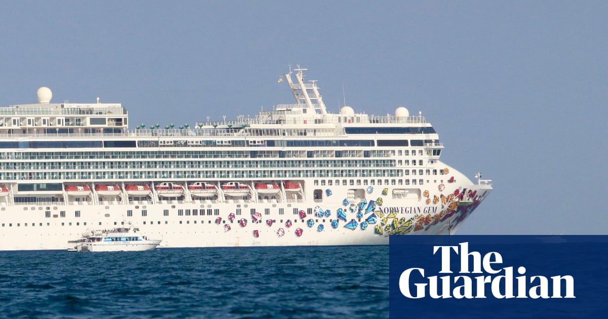 Cruise passengers shuttled into Venice by motor boat to dodge big ships ban