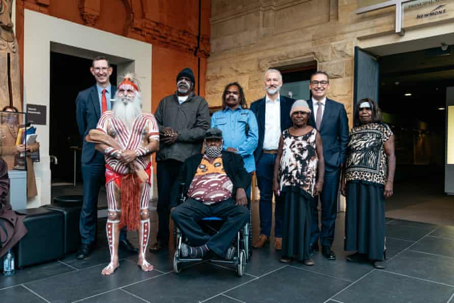South Australian Museum President Kim Cheater and Prime Minister Stephen Marshall with artists Balgo and John Carty