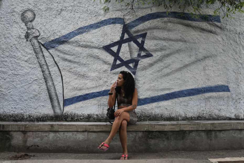 Juju Rude, un rapero brasileño que vive en el Complexo de Israel y cuyas canciones describen la vida en una comunidad gobernada por mafiosos temerosos de Dios.