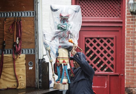 An investigator lifts a statue on to a truck while removing artifacts from the home of former Harrisburg mayor Steve Reed.