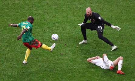 Венсан Абубакар от Камерун вдига топката над сръбския вратар Ваня Милинкович-Савич.
