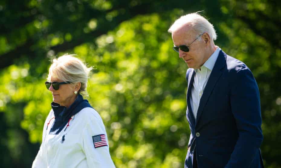 jill and joe biden walk on white house lawn