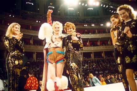 Vivienne Westwood with the exemplary  Sara Stockbridge astatine  the British Fashion Awards successful  1990, astatine  the Royal Albert Hall, London, wherever  she was named decorator  of the year.