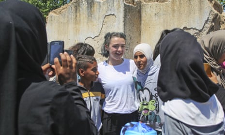 Maisie Williams poses for a photo with Syrian refugees in the Cherso camp, northern Greece