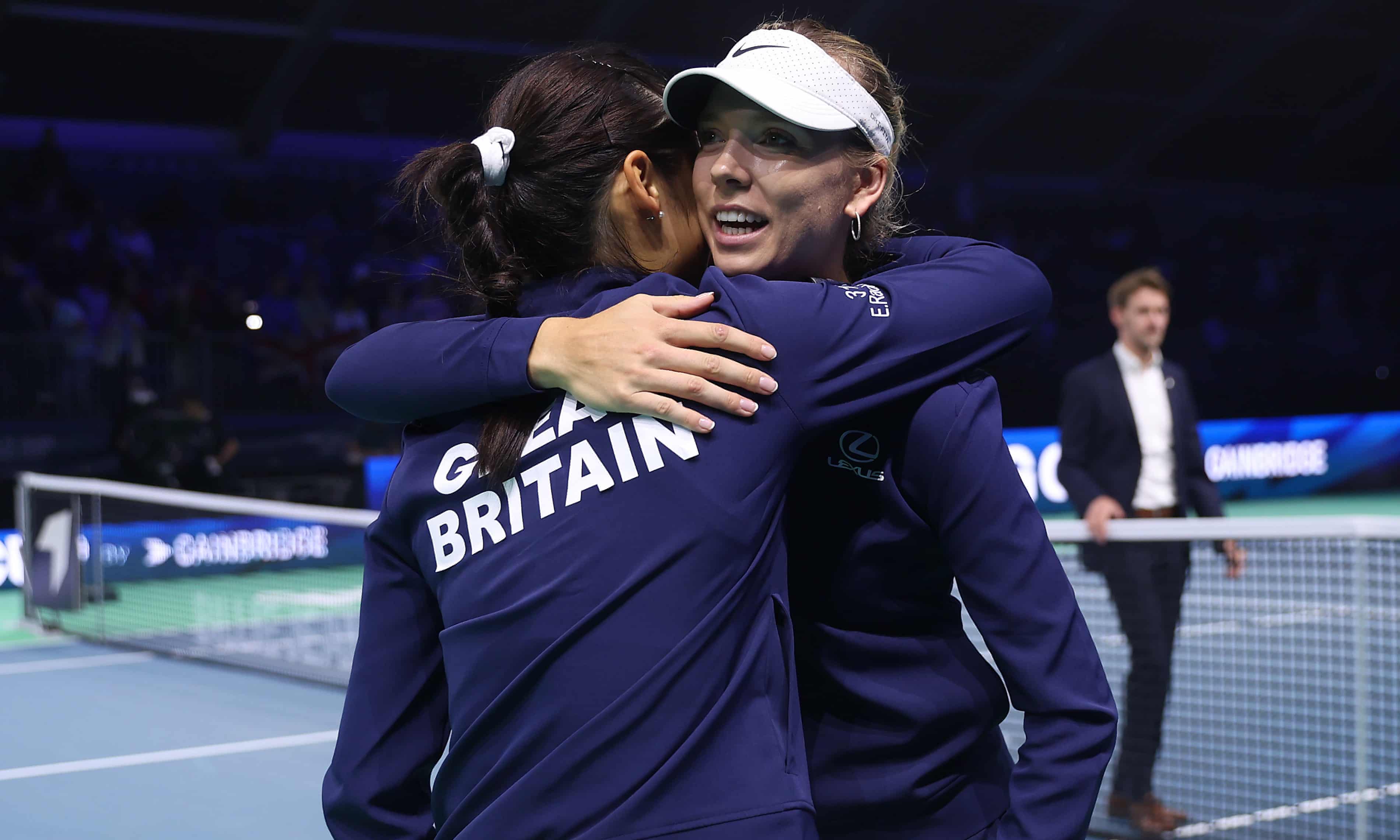 Boulter și Răducanu sărbătoresc victoria Mării Britanii în semifinala Billie Jean King Cup împotriva Leylah Fernandez | sursa foto: The Guardian Boulter și Răducanu sărbătoresc victoria Mării Britanii în semifinala Billie Jean King Cup împotriva Leylah Fernandez | sursa foto: The Guardian