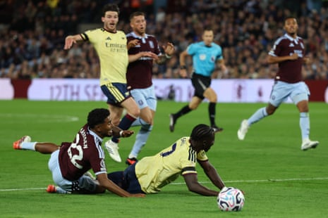 Bukayo Saka is fouled by Ian Maatsen.