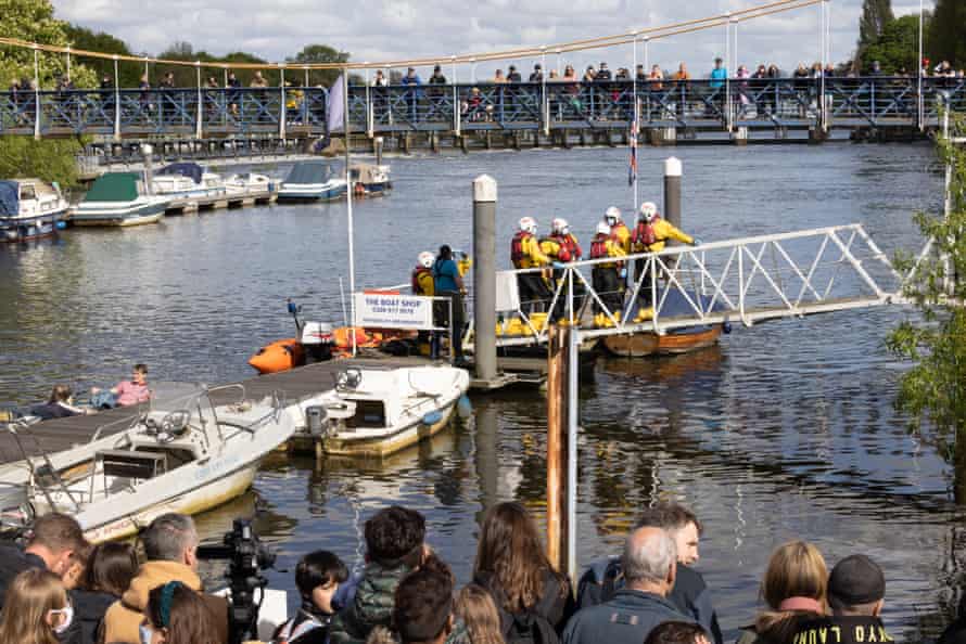 MAY_Teddington Lock. : A juvenile minke whale stranded in the Thames has become stuck against the river wall and is to be euthanised, rescuers have said. Hundreds of people gathered along the riverbanks of Teddington Lock. (Photography by Graeme Robertson)