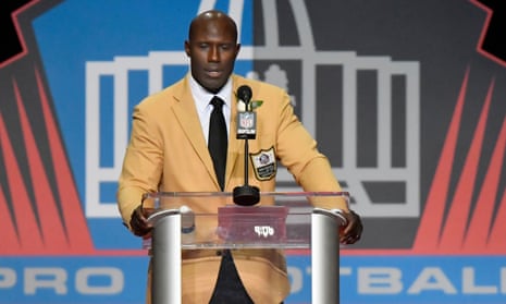 United apologizes to 'humiliated' Hall of Famer Terrell Davis after removal from plane | NFL | The Guardian