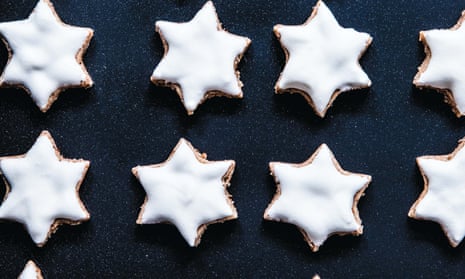 Cinnamon-almond meringue stars