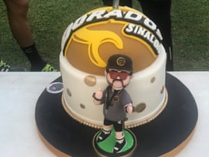 El pastel de cumpleaños de Maradona se le presentó durante el entrenamiento de su equipo Dorados de Sinaloa en octubre de 2018 para celebrar su 58 cumpleaños.