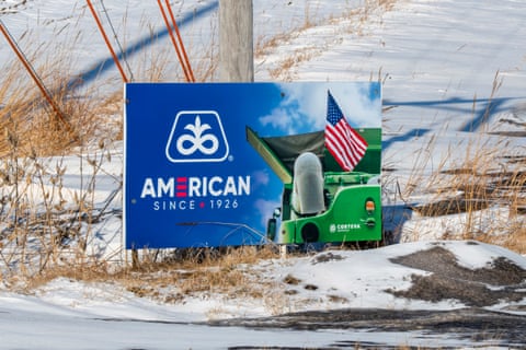 Uma placa diz: 'Americano desde 1926'