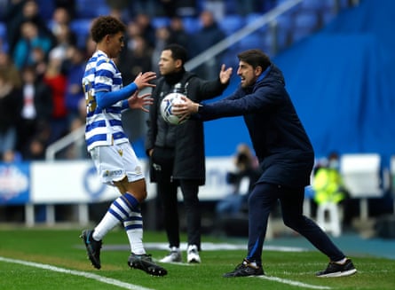 Veljko Paunovic on the touchline as Reading manager in 2022