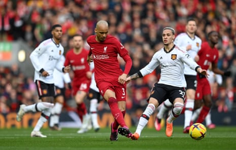 Fabinho pasa el balón presionado por Anthony.