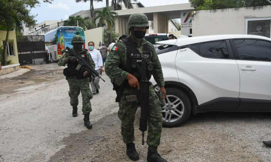 Des soldats mexicains devant l'hôtel Hyatt Ziva Riviera après la fusillade.