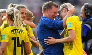 Peter Gerhardsson celebra con Lina Hurtig después de que Suecia venció a Inglaterra para tomar el tercer lugar en la Copa Mundial Femenina 2019.