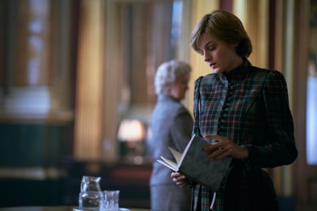 Emma Corrin as Diana reading a book.