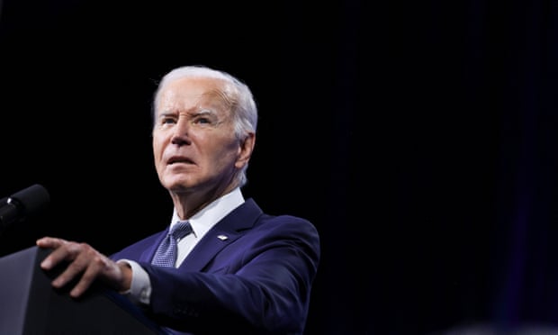 El presidente Joe Biden enfrentó una nueva ola de deserciones el viernes de legisladores demócratas que públicamente le pidieron que abandone la carrera presidencial, incluso cuando su campaña intentaba proyectar el mensaje de que no va a ninguna parte.