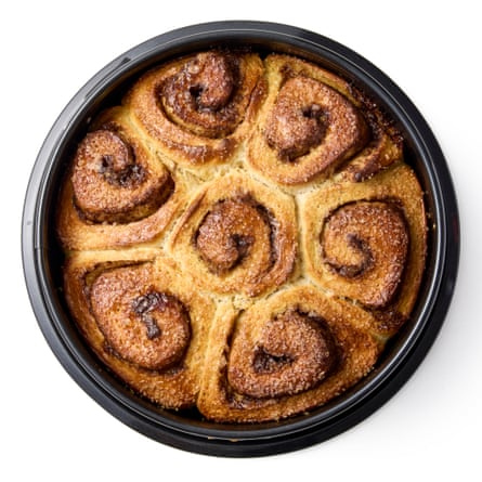 Felicity Cloake’s cinnamon rolls 09c. heat the oven to 200C (180C fan)/390F/gas 6. Paint the the buns with the beaten egg, sprinkle with sugar and bake for 25 minutes, or until golden brown.