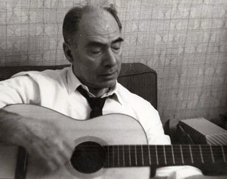 ジャック・ウバルディがゴスの息子のギターの弦を弾いている - 彼は弾き方を知らなかった - 60年代前半から半ば。