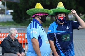 Los espectadores llegan con máscaras faciales fuera del Sydney Cricket Ground el jueves.