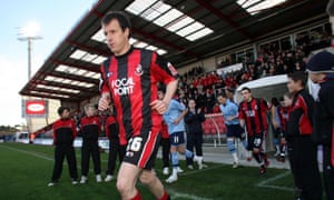 Diferentes momentos en Dean Court: Steve Claridge sale para su juego profesional número 1,000.