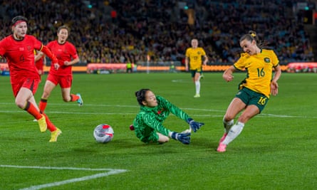 Hayley Raso ghi bàn thắng thứ hai cho Australia.