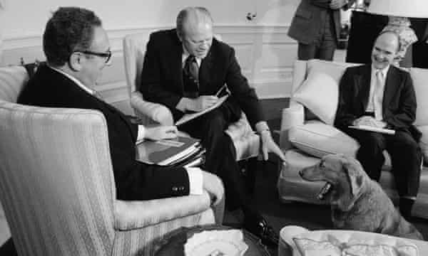 Scowcroft, a la derecha, con Henry Kissinger, a la izquierda, y Gerald Ford en 1974.