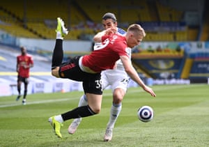 scott mctominay is challenged by pascal struijk