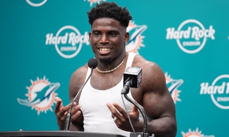 NFL star Tyreek Hill wants officer involved in traffic stop detainment fired (theguardian.com)