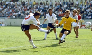 Gary Lineker scores past Poland goalkeeper Jozef Mlynarczyk to complete his hat-trick.