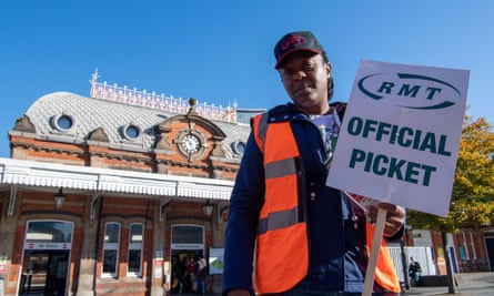 Piquet RMT à la gare de Slough, 8 octobre 2022.