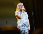 Maria Bamford al Soho Theatre: ironia fisica e riflessioni sul denaro