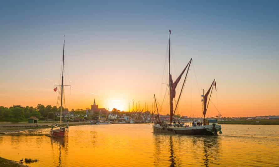 A sailing barge returns to Maldon Pier.