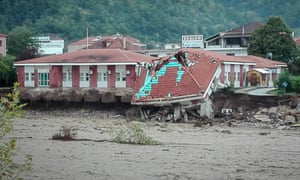 Μερικώς κατεστραμμένο κτίριο στην Ελλάδα